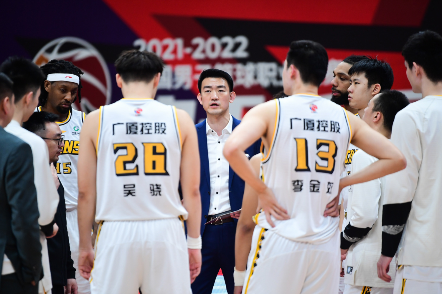 fifa23怎么让球员上前逼抢   fifa23怎么让球员上前逼抢