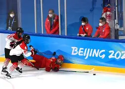 冰球超级杯上演强强对话，江汉犀牛队强势反弹蓬莱飞鹰队，团队配合流畅；观赏性拉满的简单介绍